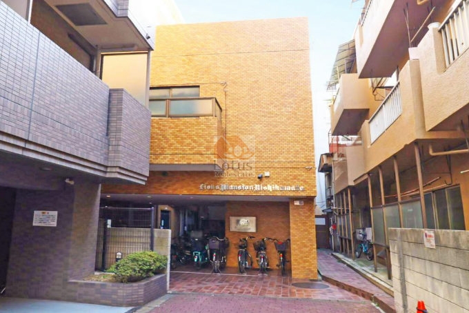 外壁タイルの質感が均整を保ち、落ち着いた陰影をつくる端正な外観です。周囲の建物と距離が近いながらも、前面の抜けが視界を確保し、静かなまとまりを感じます。「蒲田駅」徒歩6分と「蓮沼駅」徒歩5分の立地を踏まえると、このスケール感は日々の移動負担を抑えながら生活を整えやすい配置といえます。ライオンズマンション西蒲田は、昭和62年築、10階建てのマンションです。