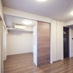 ジオ四谷三栄町604ジオ四谷三栄町604のリビング・ダイニング・洋室