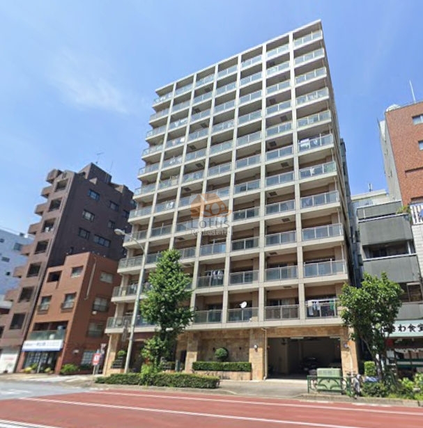 正面から見た姿はすっきりと整っていて、言問い通り沿いの流れに自然に溶け込んでいます。中層の高さがほどよい存在感をつくり、入谷駅徒歩4分という立地の実用性を感じます。足元の石調デザインが温かさを添えていて、穏やかな街並みとの相性が良い印象です。グランドパーク入谷クレアーレは、平成12年築、12階建てのマンションです。