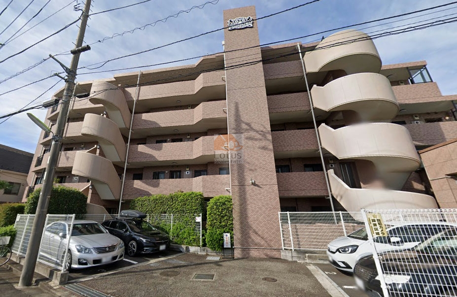 街路沿いに広がる落ち着いた外観が印象的です。ブラウン系タイルの色調は周囲の住宅街と調和し、視界に入るラインも穏やかで、歩行中の音が自然に吸収されるような距離感があります。桜上水駅・上北沢駅の双方から徒歩11分という立地で、閑静な住環境を重視した計画性が感じられる外観構成といえます。