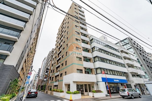 日本橋大伝馬町に立つSRC造12階建の外観は、通りに対して端正に構えつつ主張しすぎない佇まいです。小伝馬町駅徒歩3分、7駅6路線利用可という都心動線を背景に、建物の輪郭が街並みに自然に溶け込み、車の音が遠のく距離感が保たれている点も印象に残ります。