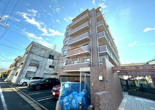 亀有四丁目の住宅街に建つ、1996年築・総戸数18戸の中層レジデンスです。タイル貼りの外観と6階建の落ち着いた高さが街並みになじみ、亀有駅徒歩12分、バス停「曳舟十四橋」徒歩2分の距離感も現実的といえます。