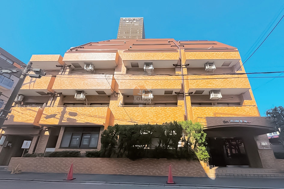 外観は落ち着いたタイル貼りで、時間の中で生まれた柔らかな陰影が安定した雰囲気をつくっています。幡ヶ谷駅徒歩4分の立地らしく、人の流れと距離感が適度に保たれ、暮らしのテンポを整えやすい印象です。全体に過度な装飾を避けた設計で、管理状態の良さも読み取れる外観といえますライオンズマンション幡ヶ谷は、昭和59年築、6階建てのマンションです。