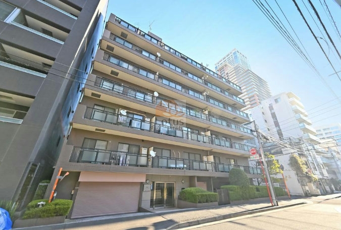 外観はタイルの質感が均整にまとまり、落ち着いた中層レジデンスとしての印象が伝わります。月島駅徒歩3分の立地らしく周辺の建物との距離感が程よく、穏やかな光が外壁の陰影をやわらかく見せています。総戸数27戸規模のRC造8階建としては、街区の密度と生活のしやすさを丁寧に両立した構成といえます。マイキャッスル月島は、平成9年築、8階建てのマンションです。