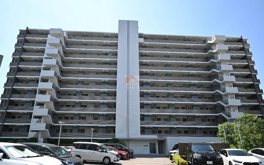 総戸数117戸のスケール感が正面から伝わる外観で、バルコニーラインが整い、神谷堀公園前という立地も相まって、日中は光が建物全体に均等に回りやすい印象です。