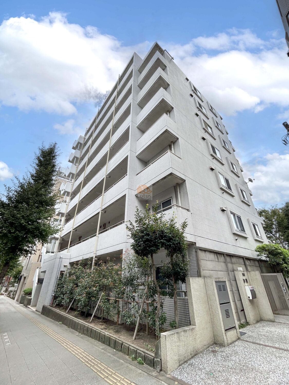 白いタイル貼りの外観が印象に残る、地上8階建・総戸数30戸のグリーンキャピタル桜新町です。玉川通り沿いに立地しつつも、建物周囲には植栽が配され、視線の高さで街の喧騒をやわらかく受け止める構成。1984年築・新耐震基準に対応したSRC造で、桜新町駅徒歩8分という距離感が、都市生活のリズムを整えます。