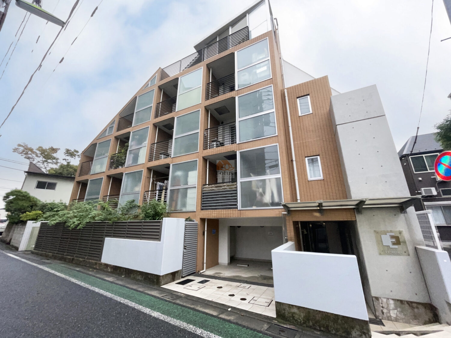 甲州街道から一本入った住宅街に佇む外観は、低層5階建ならではの落ち着いたスケール感があり、周囲の街並みに自然に溶け込む佇まいです。ガラス面を多く用いたファサードが光をやわらかく反射し、上北沢駅徒歩6分、八幡山駅徒歩7分という距離感を思わせる、静と動のバランスが取れた表情。都市的な機能性と穏やかな住環境を両立した設計思想が伝わってきます。