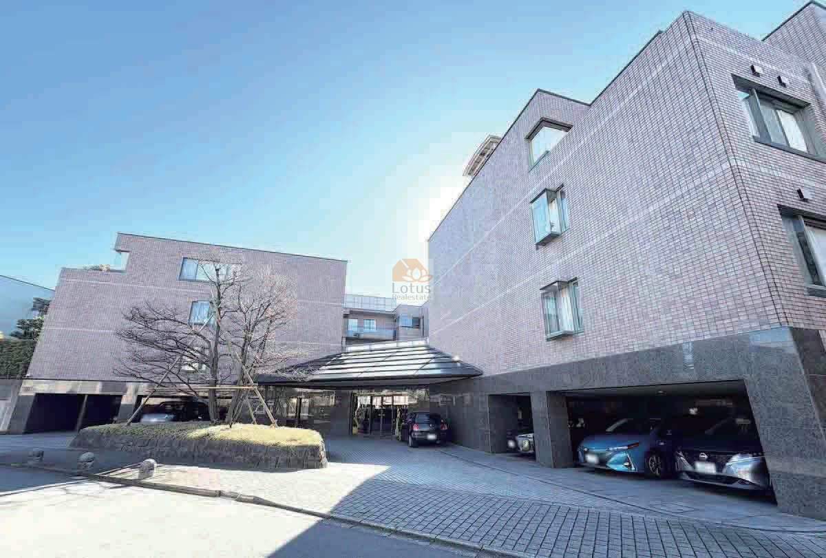 低層4階建て・総戸数33戸というスケールが、第一種低層住居専用地域の街並みに自然に溶け込みます。重厚感を備えたヴィンテージレジデンスの構えで、視界に広がる空の抜けと建物の抑制的な高さが、桜新町駅徒歩12分という都市距離を感じさせない静けさをつくっています。車寄せや庇の配置も過剰な主張を避けつつ、アプローチに安心感のあるリズムを与える設計といえます。