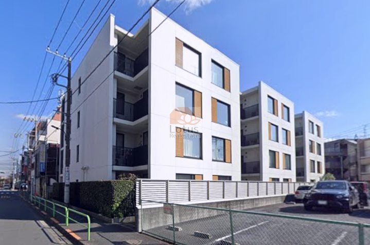 第一種低層住宅の4階建てで、直線的な外観が街並みに調和します。通りとの距離が近く出入りの動線が分かりやすい構成です。