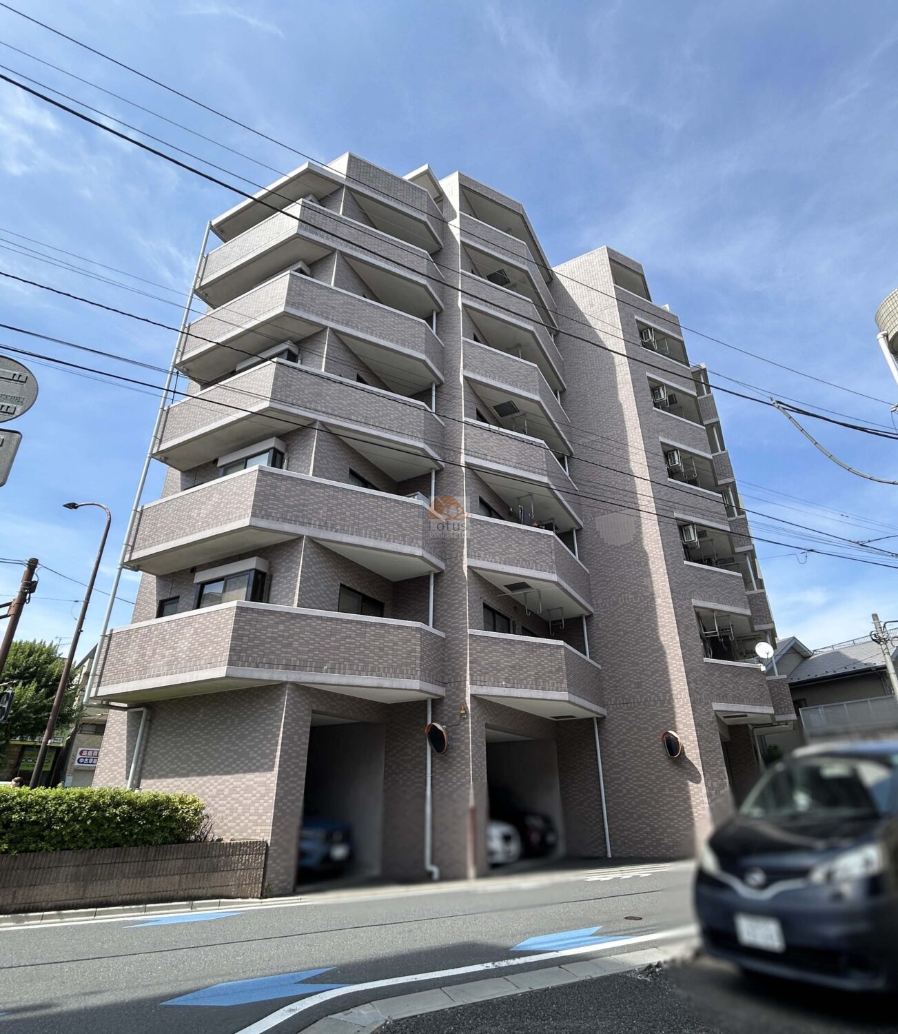 ディアハート小竹向原、小竹向原駅徒歩6分・環七通り沿いに建つ7階建。空が広く抜けて見え、バルコニーが段状に重なる外観構成です。