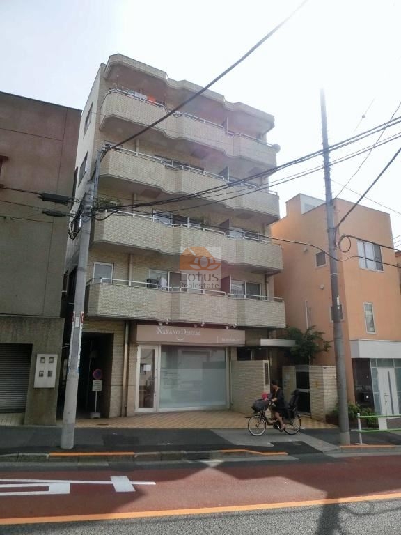 白系タイルの外壁と段状に張り出すバルコニーが連続し、通りに対して穏やかなリズムをつくる外観です。白金台駅徒歩6分、高輪台駅徒歩8分という都心近接の立地にありながら、車の音が反射しにくい素材構成で、歩道側に柔らかい静けさが残る印象といえます。