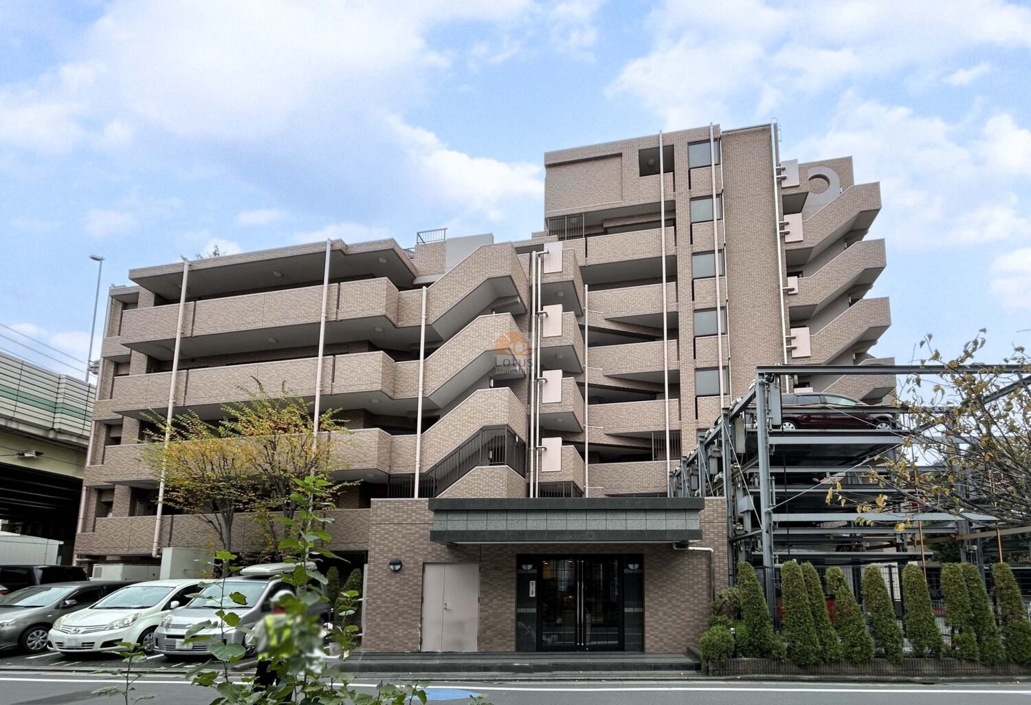 グランイーグル羽田２の外観です。8階建の量感ある構成で、各戸駐車場使用権付きらしく立体駐車設備が併設された前面配置です。