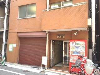 ハピーハイツ入谷エントランス｜エントランスは北西側にあります。