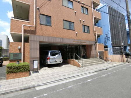 ライオンズマンション北綾瀬第３　外観2｜小さなマンションが好きな方にはむいているマンションです。エントランスは道路に面しており使い勝手は良さそうです。