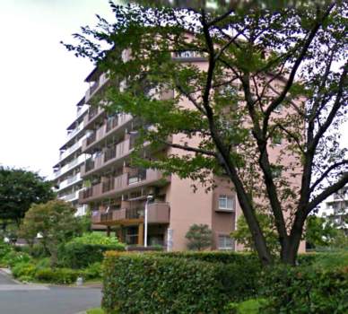 すまいる亀有５号棟外観３｜すまいる亀有の外観。敷地内にゆとりあるスペースが確保され、緑と高層の住棟が調和しています。