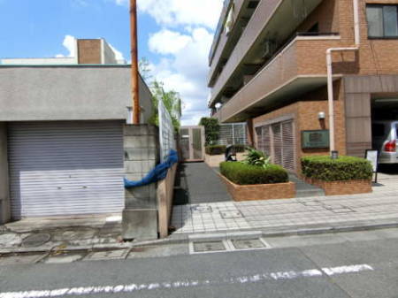 ライオンズマンション北綾瀬第３　外観4｜写真の奥のほうに駐輪場があるのを見ることができました。
