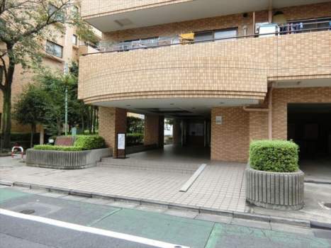 グリーンパーク堀切菖蒲園１番館　イーストウイング　エントランス｜エントランスです。オートロックが完備されており、住民の安全を守っています。
