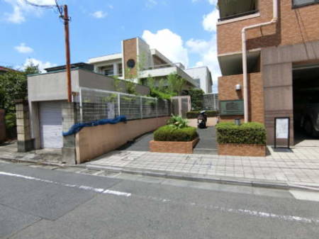 ライオンズマンション北綾瀬第３　外観3｜周辺は低層の住宅地です。日当たりも良好なようです。