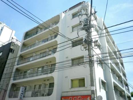 上野スカイハイツは、浅草通りから一本入った立地です。