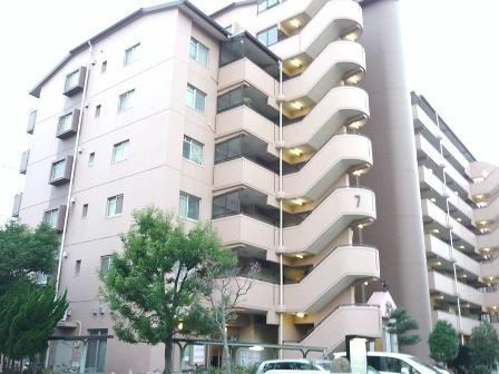 すまいる亀有５号棟外観｜すまいる亀有の外観。整然としたベランダ配置とブラウン系の外壁が目立つ建物で、日当たりも良好です。