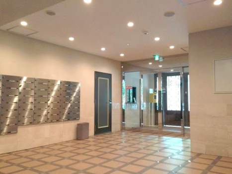 ライオンズシティ九段_エントランス2｜エントランスホールです。広がりのある空間構成になっています。