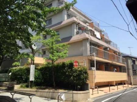 リレント早稲田 外観1｜リレント早稲田は昭和５２年築、5階建てのマンションです。区立山吹の里公園に隣接していて静かな住宅街です。