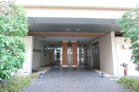 アスコットパーク錦糸町フィオーレ_エントランス1｜>エントランスはセキュリティを万全に保つためのオートロック完備で、宅配ボックスも完備されているため、荷物の受け取りもスムーズです。