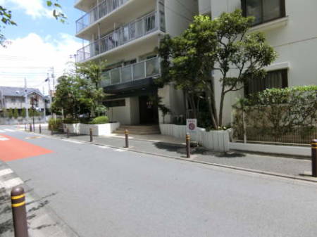 パークライフ綾瀬　エントランス3｜エントランスは西側の公道に配置されています。車の通りも多くない落ち着いた路地です。