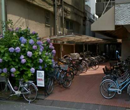 ドルミ錦糸町長谷川ビル6｜エントランスのアプローチには、自転車を駐輪できるスペースが用意されています。