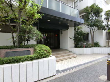 パークライフ綾瀬　エントランス2｜植栽が飢えられた住環境です。エントランス側には階段があります。