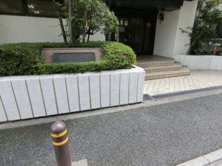 パークライフ綾瀬　エントランス1｜館銘板には落ち着きを感じます。