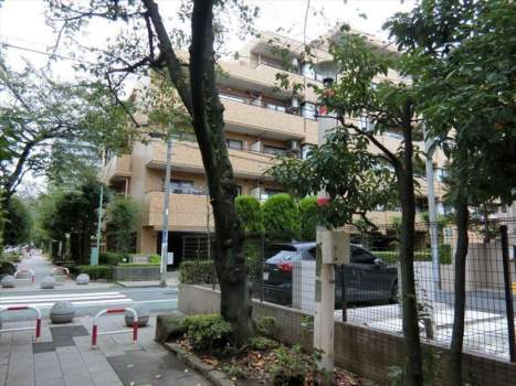 グリーンパーク堀切菖蒲園１番館 イーストウイング　外観3｜グリーンパーク堀切菖蒲園１番館は緑道沿いの閑静な住宅地に立地します。